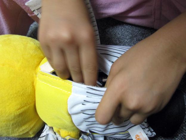 電池をつめます 娘がやりたがるのでやらせる…