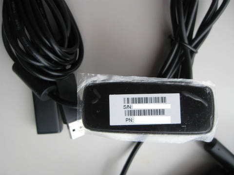 電源アダプタ シリアル付の保護シールが貼られています。