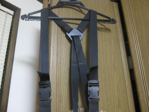 ストラップ部がクロスになっているので、肩紐も落ちる心配がありません。