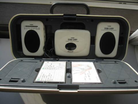 手前のくぼみにはカセットが2本入ります