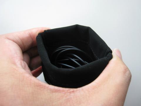 マグネット式のバネを使用した開閉口