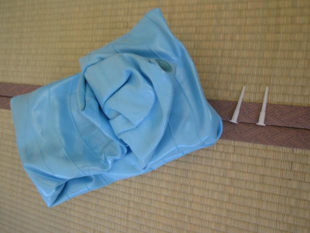 うおっ、ゴム臭っ。いや、ビニール系?シリコン系? とにかく溶剤臭が強い。