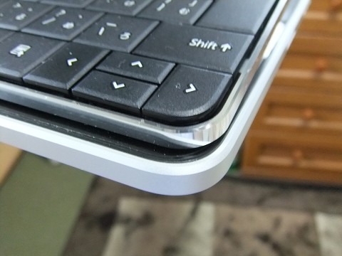 シンプルデザインかつ基本が押さえられたBluetoothモバイルキーボード - Wedge Mobile Keyboard U6R-00022