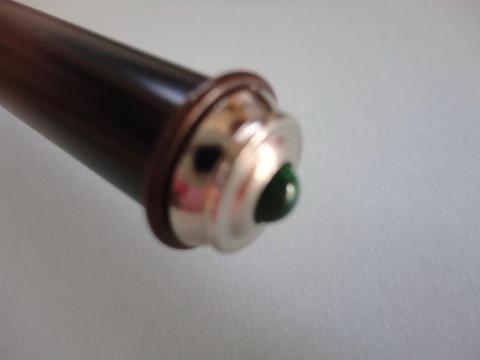 魔法の杖の柄には、宝石が入っているようです。