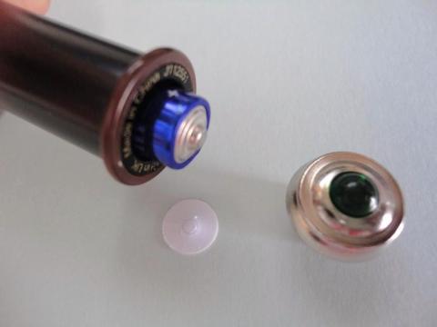 白の絶縁パッキンを取り単4乾電池を2本セットします