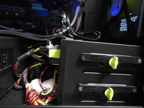 HDDもラクラクワンタッチで取り付けれますね