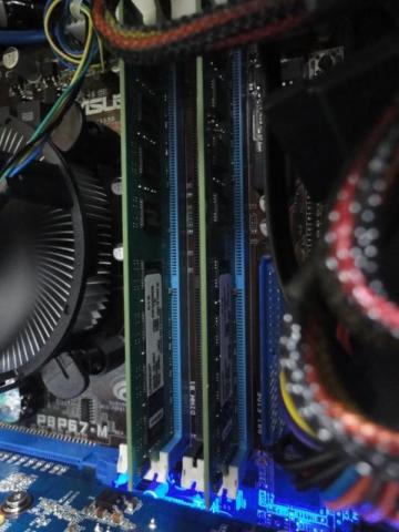 メモリが2枚刺しになってます