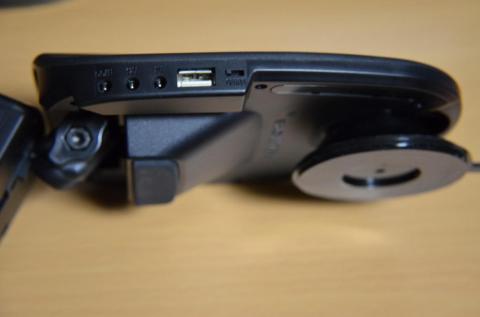 電源入力、出力、LEDなどの端子が付いてます