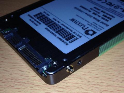 後々換装する時のために取り出しやすくするためのテープを貼ってました