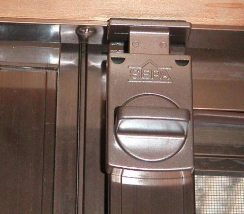 サッシの上部分