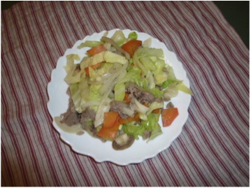 キャベツ、タマネギ、人参に豚肉を使って野菜炒め