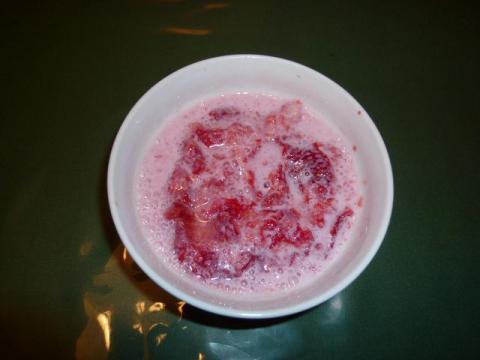 牛乳とイチゴでイチゴミルクのがけ!