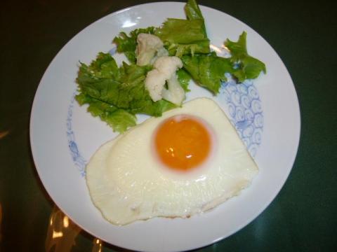 卵で目玉焼き、リーフレタス添え
