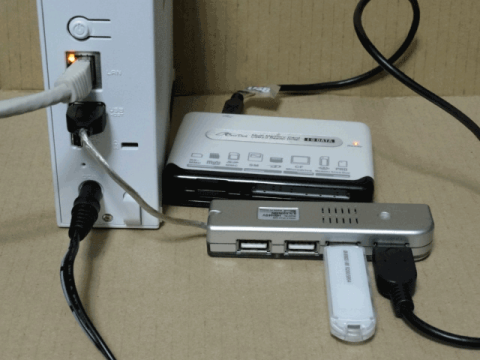 USBハブにメモリーカード/リーダー・ライターとUSBメモリーを接続