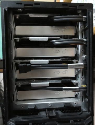 ボタンを押してレバーを引き、ハードディスクケースを取り出す。(ボタンを押すとレバーが引き上がります。)