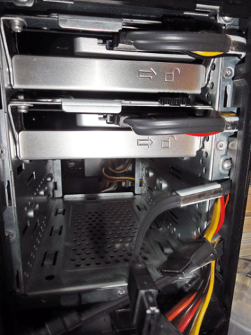 ハードディスクケースを元の位置に取り付け。