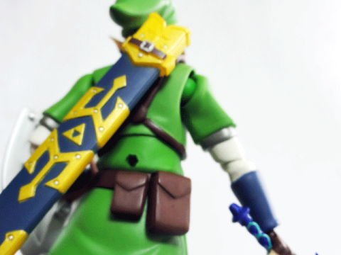 右の腰にはポーチが付いています。いじってたら速攻外れてしまいました(汗)