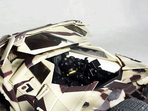 バットマンを乗せるのはかなりしんどいです。