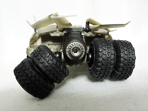 後タイヤが8枚のウイングと共に角度までも自由自在。