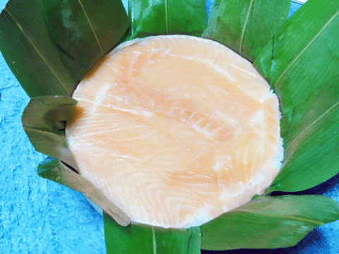 ほどよい脂ののった鱒、県産米を使用したすし飯、緑が濃く香りの良い国産笹。