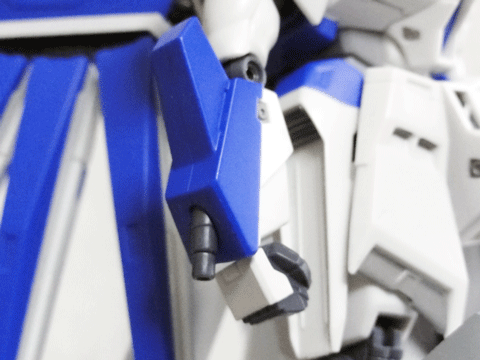 右腕部袖口に内蔵されいるマシンガン