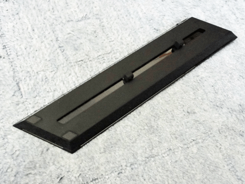 このでっぱりをPS4の裏面の溝に刺します