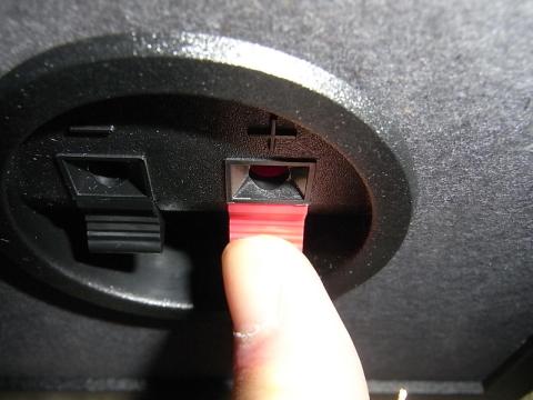 差込部分を指で下に押します。