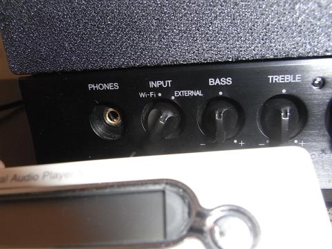 右スピーカー前にある入力切替つまみでアナログ