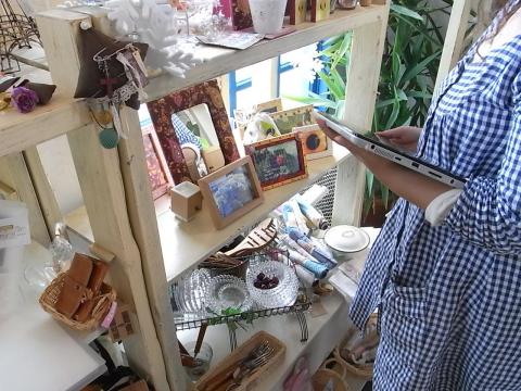 雑貨屋さんのオーナーに商品チェックしてもらってる場面