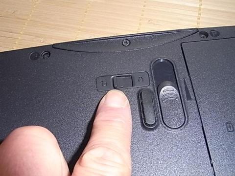 バッテリー取り外しロック