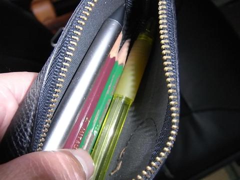 筆箱に潜んでます。