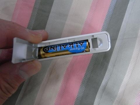 裏のふたを開けると電池が入っています