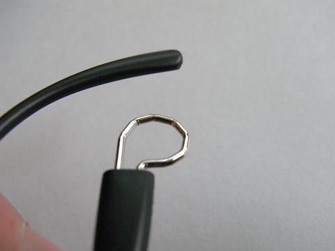 フックのリングは滑らないように角があります