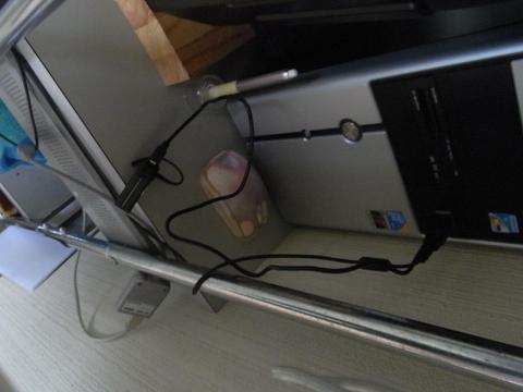 充電完了すると赤いランプが消えます