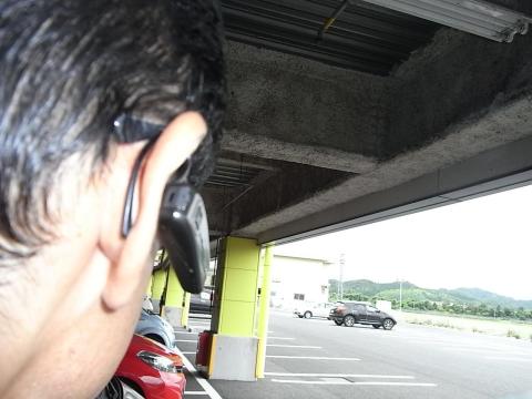 大型量販店駐車場にて