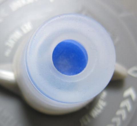 ボトルを握らないと弁は閉じたまま