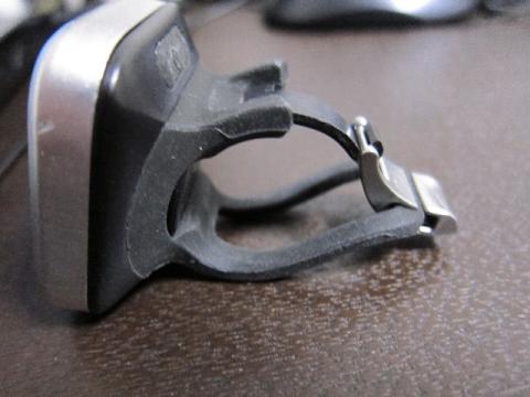 バーに巻きつけたらアルミのクリップを硬いプラの先に引っ掛けて・・・