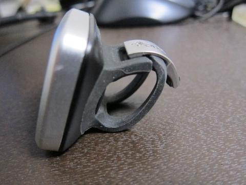 クリップを上に上げれば、シリコンバンドが引っ張られてバーに固定完了