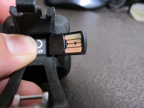 充電する時は端子を持ち上げてPCにどーん!