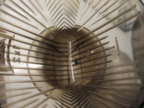 中央右側に見えるのが穴