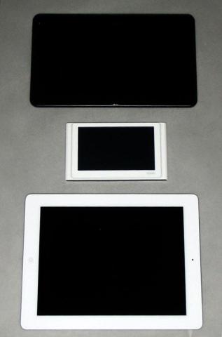 手元にあるタブレットと大きさを比べてみました。