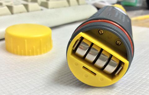 バッテリーと調整用トリマ