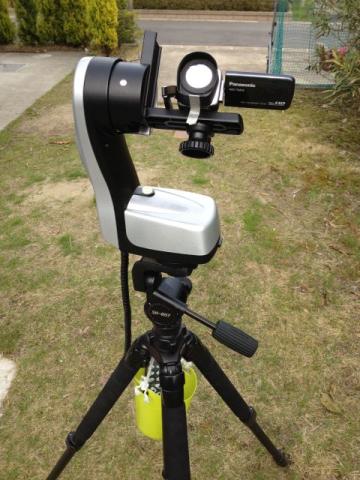 カメラ三脚に載せるとこんな感じです