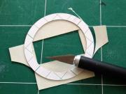 両面テープの不要部分を切り取る