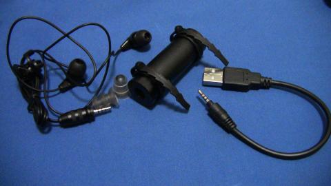 充電&曲転送とイヤフォンは同じ端子です。