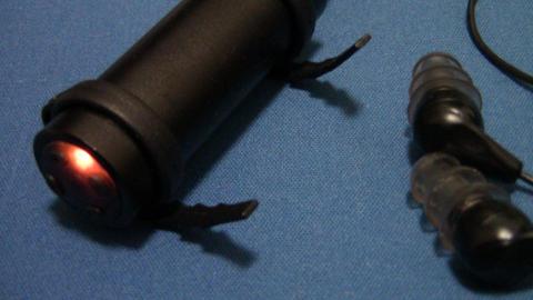 抜けにくい耳栓型。