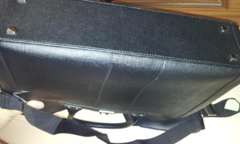 底面の四隅に鋲があり、きっちり立ちます