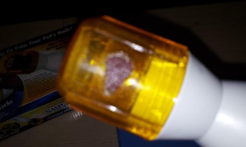 この穴に爪を入れて削ります