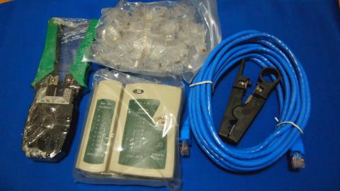 中身はテスター、かしめ工具、ストリッパー、ケーブル10m、コネクタ100個