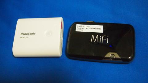 うわーい、モバイルルータとオプションのエネループモバイルバッテリーじゃないか